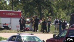 Polisi dan tim medis berada di lokasi penembakan di sebuah Kuil Sikh di luar kota Milwaukee, negara bagian Wisconsin, AS hari Minggu (5/8).