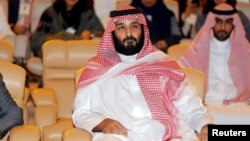 Putra Mahkota Mohammad bin Salman menghadiri acara konferensi terkait investasi di Riyadh, Saudi Arabia bulan lalu (foto: dok). Salman (32 tahun), memimpin komisi anti-korupsi yang baru terbentuk.