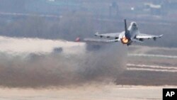 지난 2013년 4월 미-한 연합 '키 리졸브' 연습에 참가한 미 공군 소속 F-16 전투기가 오산 공군기지에서 이륙하고 있다. (자료사진)