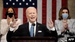 ប្រធានាធិបតី​សហរដ្ឋ​អាមេរិក លោក Joe Biden ថ្លែងសុន្ទរកថា​ទៅ​កាន់​សភា​ទាំង​ពី​រ​ថ្នាក់​កាល​ពី​យប់​ថ្ងៃ​ពុធ ទី២៨ ខែមេសា ឆ្នាំ២០២១។ 