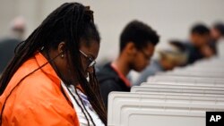 មនុស្សម្នា​ធ្វើ​ការ​បោះឆ្នោត​មុន​ថ្ងៃ​បោះឆ្នោត​ទី៦ ខែវិច្ឆិកា នៅ​ឧទ្យាន Jim Miller កាលពី​ថ្ងៃទី២៧ ខែតុលា ឆ្នាំ២០១៨ ក្នុង​ក្រុង Marietta រដ្ឋ Georgia។ 