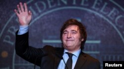 Presiden terpilih Argentina Javier Milei menyapa para pendukungnya di Buenos Aires, setelah memenangkan pilpres pada 19 November 2023. (Foto: Reuters/Agustin Marcarian)