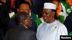 Le président du Tchad Idriss Déby Itno en aparté avec le président zimbabwéen Robert Mugabe, Addis-Abeba, Éthiopie, 3 juillet 2017.