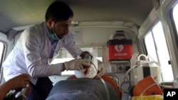 به گفتۀ شاهدان عینی، این انفجار زمانی رخ داده که بسیاری از مامورین دولتی به شمول افراد مسلح طالبان برای اخذ معاش شان در مقابل نمایندگی این بانک تجمع کرده بودند.