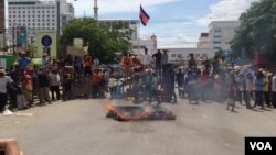 Some 200 laborers, who ferry goods across the Thai border and back, demonstrated at the Poipet checkpoint, demanding that customs officers there drop fees and other charges..