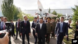 김정은(가운데) 북한 국무위원장이 15일 러시아 하바롭스크주 콤소몰스크나아무레에 있는 '유리 가가린' 전투기 공장을 시찰하고 있다.