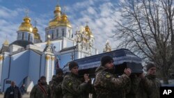 Војници носат ковчег на полски доброволец Филип Антосијак (18), кој служел во Uкраинската армија и бил убиен во руско-украинската војна, за време на церемонија во Киев, Украина, 30 јануари 2025 година