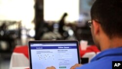 一名男子登陆手提电脑内的脸书 