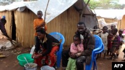 Une famille de réfugiés de la RDC sont dans le camp de Nchelenge, en Zambie, le 30 octobre 2017.