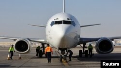 Un avion transportant des citoyens émiratis et d'autres ressortissants, évacués du Soudan pour échapper au conflit, arrive à l'aéroport d'Abu Dhabi, à Abu Dhabi, Émirats arabes unis, le 30 avril 2023. 