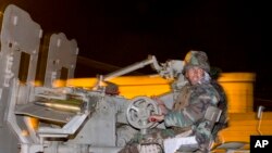 یک پیشمرگه کرد عراقی در حال حرکت از شهر سوروق ترکیه به سوی کوبانی - مرز ترکیه و سوریه، ۹ آبان ۱۳۹۳