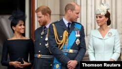 آرشیو - شاهزاده ویلیام و همسرش کاترین دوشس کمبریج، شاهزاده هری و همسرش مگن دوشس ساسکس، در بالکن کاخ باکینگهم