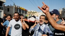 13일 이스라엘이 점령한 서안지구의 투바스에서 이스라엘 공습으로 사망한 팔레스타인인의 장례식이 열리는 동안 애도객들이 시신을 옮기고 있다.