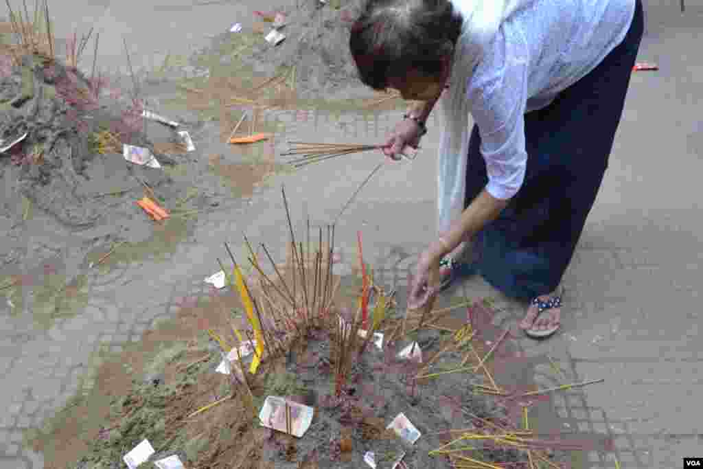 ពុទ្ធសាសនិកនៅ​ថ្ងៃ​បុណ្យ​ភ្ជុំបិណ្ឌ ក្នុង​វត្ត​មួយ​នៅ​ជាយ​ក្រុង​ភ្នំពេញ​⁠ កាល​ពី​ថ្ងៃ​អង្គារ ទី​០៩ ខែ​តុលា ឆ្នាំ​២០១៨។⁠ (ណឹម សុភ័ក្រ្តបញ្ញា/VOA)