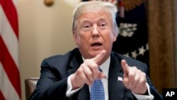 Predsednik Donald Tramp upire prstom prema medijima, dok govori tokom sastanka sa pastorima u Beloj kući u Vašingtonu, 1. avgusta 2018.