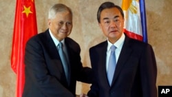 菲律宾外长罗萨里奥（左）迎接到访的中国外长王毅（右）(2015年11月10日)