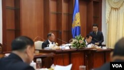 រូបឯកសារ៖ លោក​ ហេង សំរិន ប្រធាន​រដ្ឋសភាជាតិ អង្គុយ​ជាមួយ​លោក​ ងួន ញិល ​អនុប្រធាន​រដ្ឋសភា​ជាតិ ​​​នៅ​ក្នុង​កិច្ច​ប្រជុំ​រដ្ឋសភា​លើកទី​៦​និតិកាល​ទី​៥ ដែល​គ្មាន​តំណាងរាស្រ្ត​គណបក្ស​សង្រ្គោះជាតិ​ណាមួយ​ចូលរូម​ នៅ​វិមាន​រដ្ឋសភា​ កាលពីថ្ងៃ​ចន្ទ​ ទី​៦ ​ខែ​ឧសភា​ ឆ្នាំ​២០១៦​។ ​(ឡេង ឡែន/VOA)