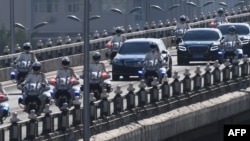 김정은 위원장을 태운 것으로 추정되는 차량이 19일 베이징 시내에서 중국 공안의 호위를 받으며 달리고 있다.