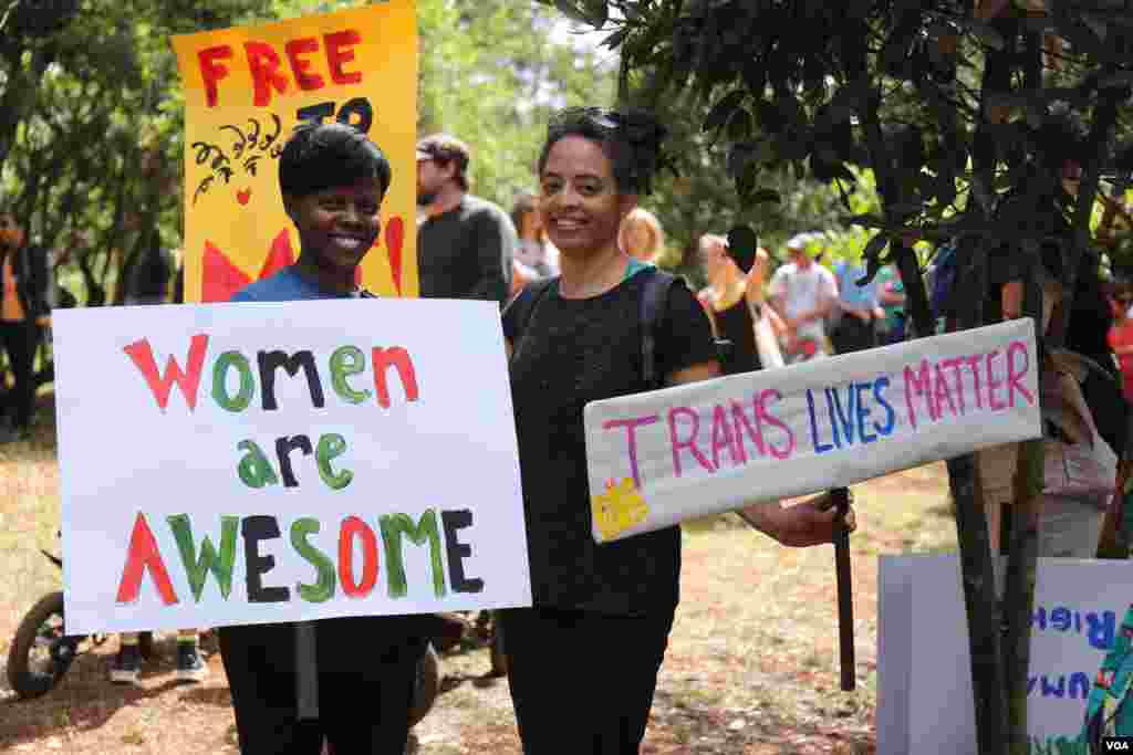 Para peserta protes Women&#39;s March berjalan melalui hutan Karura di Nairobi, Kenya (21/1). (VOA/J.Craig)