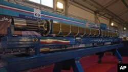 Majelis Bahan Bakar Nuklir buatan dalam negeri Iran ditampilkan dalam pameran pencapaian nuklir negara itu, di Teheran, Iran, Rabu, 8 Februari 2023. (AP/Vahid Salemi)