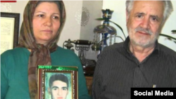 پدر و مادر سعید زینالی به همراه تصویری از فرزندشان