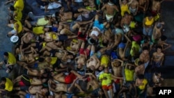 រូបឯកសារ៖ អ្នក​ជាប់​ពន្ធនាគារ​ ដែល​ខ្លះ​ដេក ខ្លះ​អង្គុយ ក្នុង​ស្ថានភាព​ចង្អៀត​ណែន​មួយ នៅ​ពន្ធនាគារ​ Quezon City ដែល​ចង្អៀតណែន នៅ​ទីក្រុង​ម៉ានីល​ ប្រទេស​ហ្វីលីពីន កាល​ពី​ខែ​មីនា ២០២០។