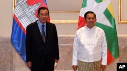 លោក​នាយក​រដ្ឋមន្ត្រី ហ៊ុន សែន (ឆ្វេង) ថតរូប​ជាមួយ​ឧត្តមសេនីយ៍​ជាន់​ខ្ពស់​មីយ៉ាន់ម៉ា លោក Min Aung Hlaing (ស្តាំ) មុន​នឹង​បើក​កិច្ចប្រជុំ​នៅ​ទីក្រុង​ណៃពិដោ ប្រទេស​មីយ៉ាន់ម៉ា នៅ​ថ្ងៃសុក្រ ទី៧ ខែមករា ឆ្នាំ២០២២។