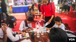 ទិដ្ឋភាពទូទៅ​នៃកម្មវិធី ពិព័រណ៍​​សៀវភៅ​​កម្ពុជា​លើក​ទី៦​ នៅរាជធានីភ្នំពេញ​ នៅថ្ងៃទី ០៨​ ខែធ្នូ ឆ្នាំ​២០១៨។ (ខាន់ សុគុំមនោ/ VOA)