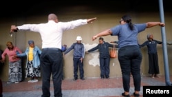 Les agents de santé expliquent la distanciation sociale aux Citoyens pendant le confinement national visant à limiter la propagation de la maladie à coronavirus (COVID-19) dans le canton de Khayelitsha près de Cape Town, Afrique du Sud, le 31 mars 2020. Reuters / Mike Hutchings