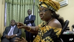 លោកស្រី ខាឌី សេសាយ (Kadi Sesay) (ស្តាំ)