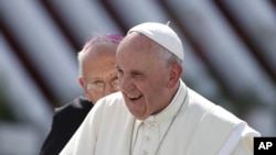 សម្តេច​ប៉ាប Francis ទៅ​ប្រារព្ធ​ការ​ជួបជុំ​នៅ​ក្នុង​ក្រុង​ Holguin ប្រទេស​គុយបា កាលពី​ថ្ងៃទី២១ ខែកញ្ញា ឆ្នាំ២០១៥។