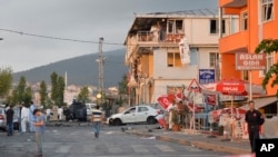 ក្រុម​ប៉ូលិស​តួគី​កំពុង​ធ្វើការ​នៅ​ជិត​កន្លែង​ផ្ទុះគ្រាប់​បែក​លើ​ប៉ុស្តិ៍ប៉ូលិល​ក្នុង​តំបន់ ​Sultanbeyli នៃ​ក្រុង​អ៊ីស្តង់ប៊ុល កាលពីថ្ងៃទី១០ ខែសីហា ឆ្នាំ២០១៥។