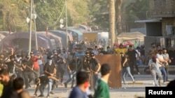 이라크의 무크타다 알사드르 추종자들이 지난달 29일 수도 바그다드 시내 외국 공관들이 들어서 있는 '그린존' 인근에서 시위하고 있다. (자료사진)