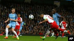 Radamel Falcao de Monaco marque le premier but de son équipe lors du match aller entre Manchester City et Monaco au stade Etihad à Manchester, en Angleterre, 21 février 2017. 