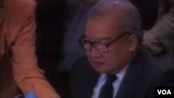 អតីត​ព្រះមហាវីរក្សត្រ​នរោត្តម​សីហនុ​ចុះ​ព្រះ​ហស្ថលេខា​នៅកិច្ច​ព្រម​ព្រៀង​សន្តិភាព​ក្រុង​ប៉ារីស។