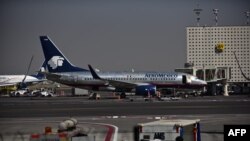 Pesawat Aeromexico di landasan bandara internasional Mexico City, 28 November 2017. 