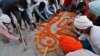 Di India, Ratusan Jenazah Dikuburkan di Tepi Sungai