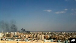 Une fumée est visible sur le quartier de Qaboun à Damas, Syrie, le 19 juillet 2012.