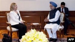 "Yangi savdo yo’llari Afg’onistonni urush girdobidan olib chiqib, tashqi yordamga tobelikdan xalos etadi, Markaziy Osiyoda ektremizm va terrorizm ildizini qo’porib tashlaydi", - deydi Klinton. "Hindiston bundan manfaatdor".