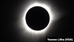 Gerhana Matahari Total selama 2 menit 52 detik di Kabupaten Poso Sulawesi Tengah (Foto: VOA/Yoanes)
