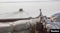 Une mitrailleuse sur un bateau au large de la côte atlantique, au Nigeria, le 19 décembre 2013.