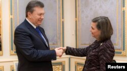 Ukraine's President Viktor Yanukovich (L) welcomes U.S. Assistant Secretary of State for European and Eurasian Affairs Victoria Nuland during a meeting in Kyiv, Feb. 6, 2014.