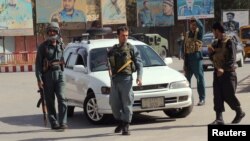 Afg'oniston politsiyasi Qunduz ko'chalarida, 3-oktabr, 2016-yil.