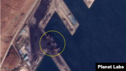 라진항을 촬영한 12일 자 위성사진에 190m 길이의 대형 선박(사각형 안)이 보인다. 사진=Planet Labs