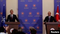 អគ្គលេខាធិការ​​អង្គការ​អូតង់​លោកJens Stoltenberg និង​រដ្ឋមន្ត្រី​ការបរទេស​តួកគី​លោក Mevlut Cavusoglu ចូល​រួម​នៅ​សន្និសីទ​សារព័ត៌មាន​មួយ​នៅ​ក្នុង​ទីក្រុង​ Istanbul (អ៊ីស្តង់ប៊ុល)​នៃ​ប្រទេស​តួកគី កាល​ពី​ថ្ងៃ​ទី​៣ ខែ​វិច្ឆិកា ឆ្នាំ ២០២២។