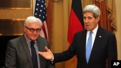 German Foreign Minister Frank-Walter Steinmeier , left, and U.S. Secretary of State John Kerry, meet during closed-door nuclear talks with Iran in Vienna, Nov. 22, 2014. 