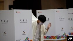 15일 한국에서 국회의원 선거가 열렸다. 서울의 한 투표소에서 신종 코로나바이러스 감염을 막기 위해 마스크를 쓴 유권자.