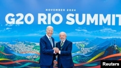 Le président brésilien Luiz Inacio da Silva salue le président américain Joe Biden lors du sommet du G20, à Rio de Janeiro, au Brésil, le 18 novembre 2024. Reuters 