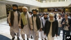 Mullah Abdul Ghani Baradar, pemimpin politik tertinggi kelompok Taliban (ketiga dari kiri), tiba dengan anggota delegasi Taliban lainnya untuk mengadakan pembicaraan di Moskow, Rusia, 28 Mei 2019. (Foto: dok). 