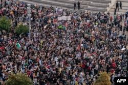 មនុស្សរាប់រយនាក់​នាំគ្នា​ធ្វើ​បាតុកម្ម​គាំទ្រ​ជនជាតិ​ប៉ាឡេស្ទីន​ នៅទីក្រុង​ញូវយ៉ក សហរដ្ឋអាមេរិក កាលពីថ្ងៃទី ២៨ ខែតុលា ឆ្នាំ ២០២៣។